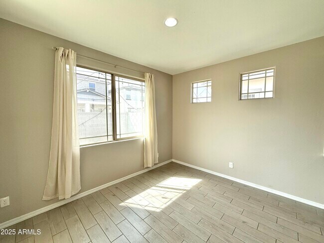 Building Photo - 5542 N 107th Ln