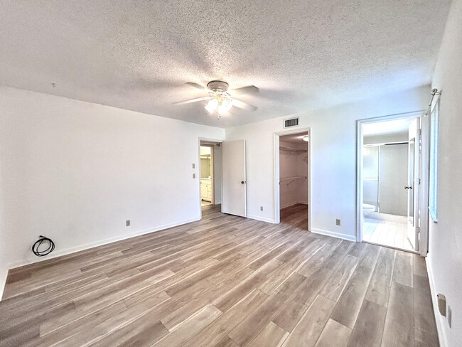 Building Photo - 2535 SW 22nd Ave