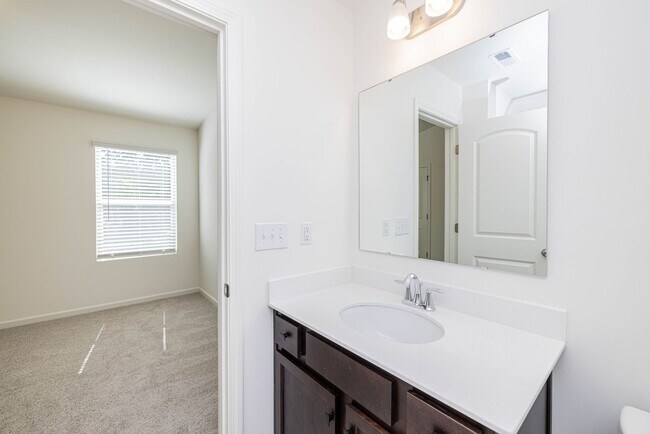 Building Photo - Beautiful Modern 2-Bedroom Townhome - APRIL MOVE IN