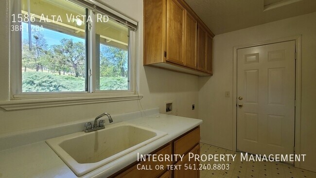 Building Photo - 1586 Alta Vista Rd