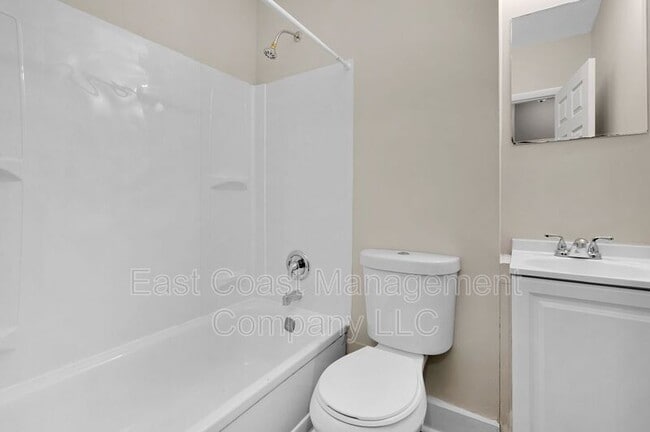 Building Photo - 425 N Curley St