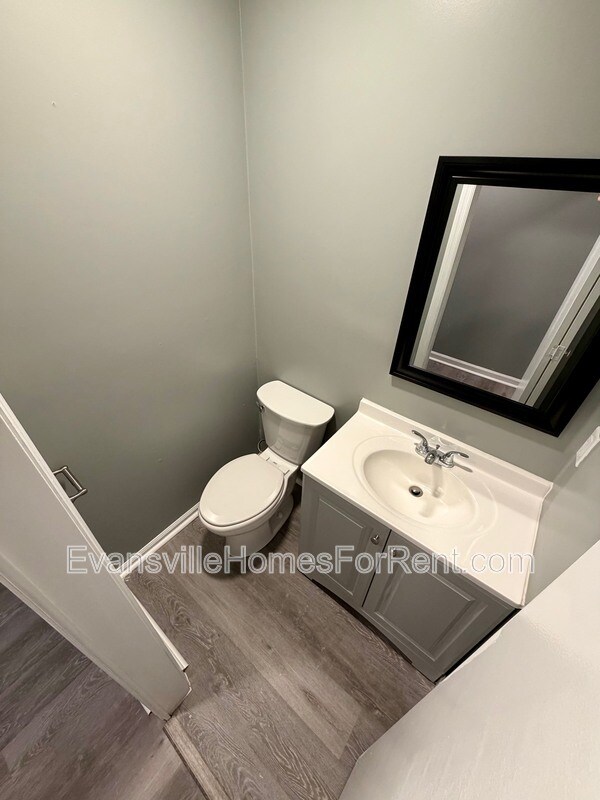 Building Photo - 120 Leslie Ave