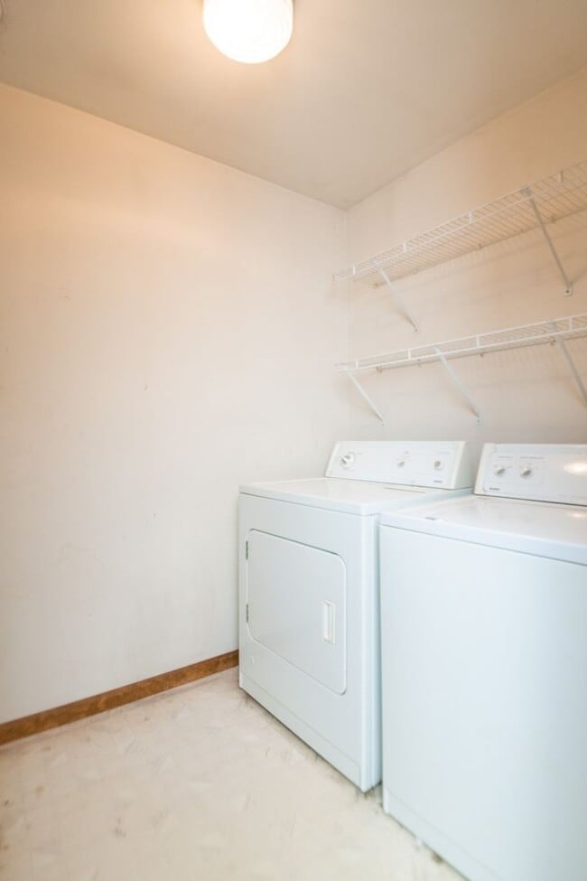 Building Photo - 2 bed 1 bath town-home in Chesterton