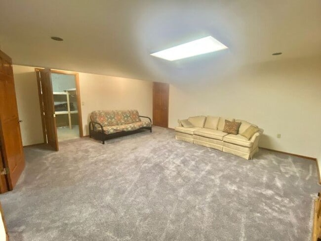Building Photo - Spacious & Beautiful 1 Bedroom, 1 Bath Bas...