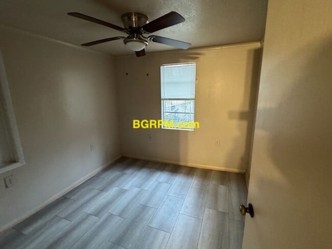 Building Photo - 2 BD, 1  BA, Home in Jacksonville