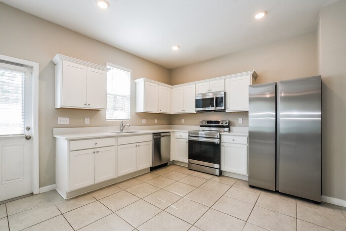 Building Photo - 2640 Island Walk Dr