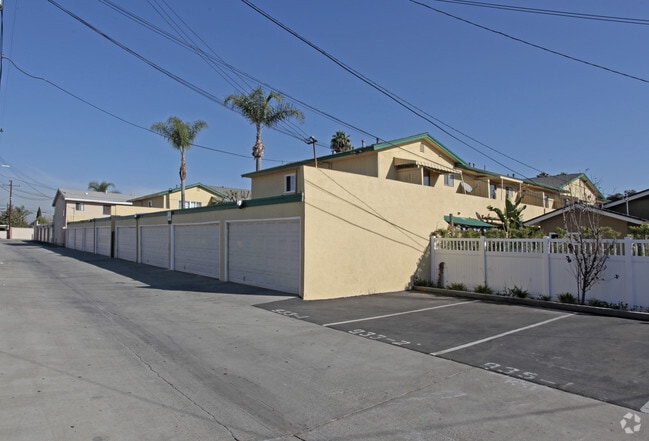 Building Photo - 923-929 S Park Cir