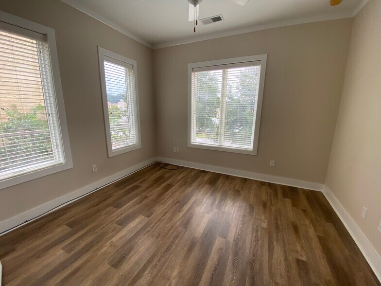 Building Photo - 1221 Bower Pky