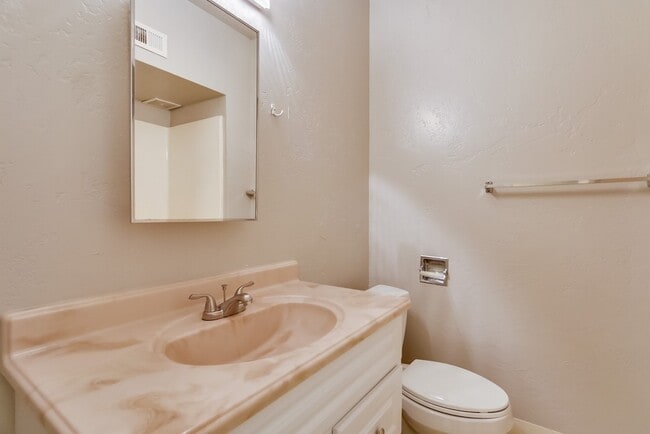 Building Photo - 450+ Sqft Studio in University City