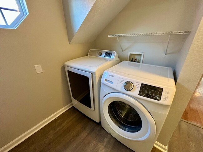 Building Photo - Beautiful 2 Bedroom 1 Bathroom Upper Unit in Fountain Square