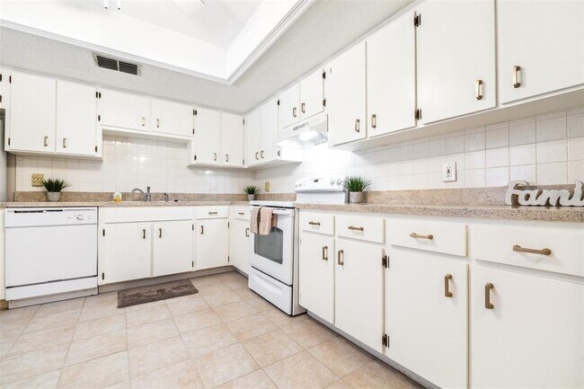 Building Photo - 820 Patricia Ave