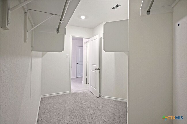 Building Photo - 512 Dakota Crk