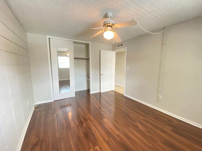 Building Photo - 320 Lakeview St