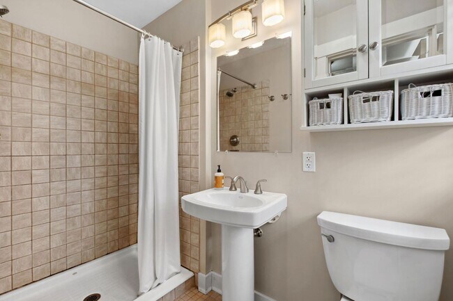 Building Photo - *Beautifully Updated & Spacious 4BD/4BA Si...