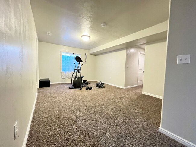 Building Photo - 6 Bedroom/3 Bathroom House in Eagle Mountain