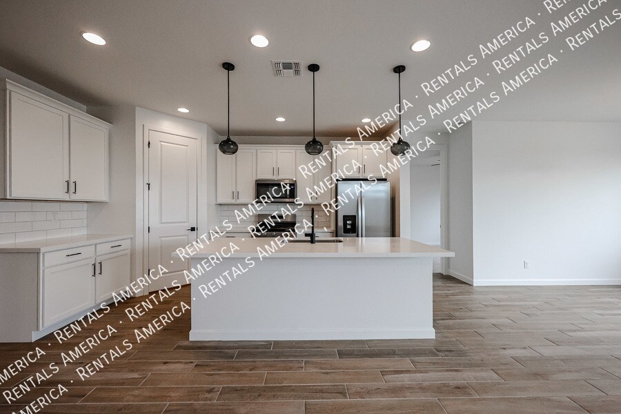 Building Photo - 11338 E Ulysses Ave