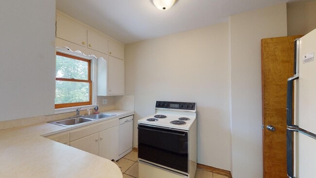 Building Photo - Great Location - Available August 1st