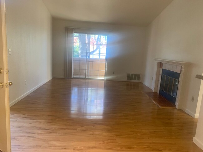 Building Photo - Half off 2nd months rent! 2 bedroom 2 bath...