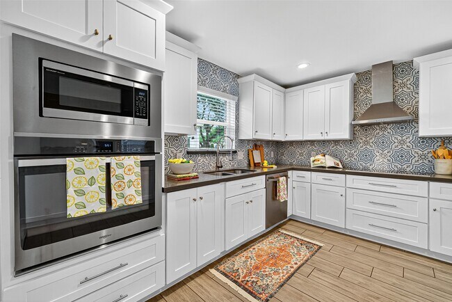 Building Photo - 818 Silvergate Dr