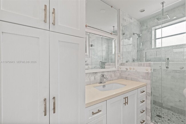 Building Photo - 4710 Pine Tree Dr