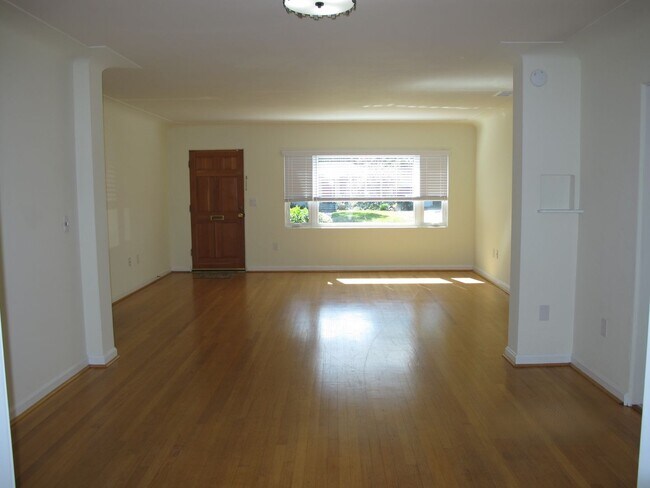 Building Photo - Charming home 1 minute to downtown, Colleg...