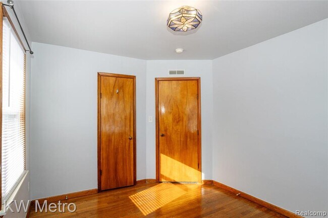 Building Photo - 32348 Linderman Ave