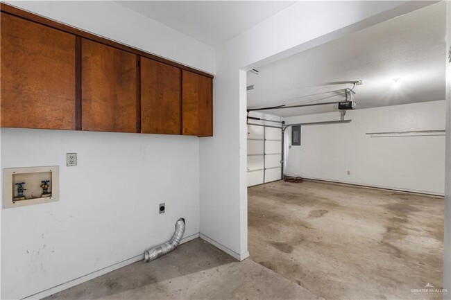 Building Photo - 411 Zinnia Ave
