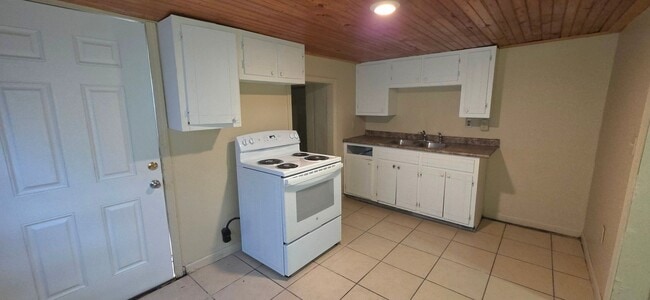 Building Photo - 2 Bedroom 1 Bathroom Home  $795!