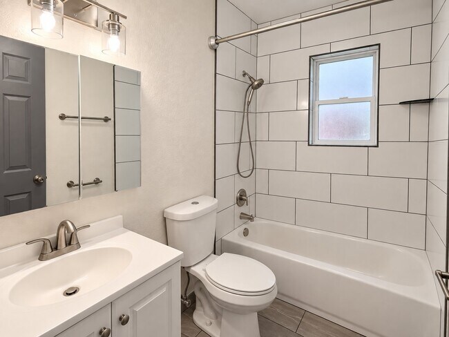 Building Photo - 458 E Lambourne Ave