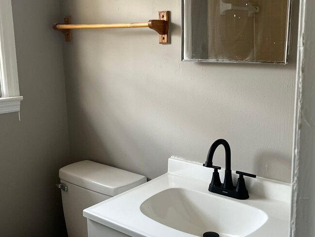 Building Photo - 2 Bedroom 1 Bath Duplex