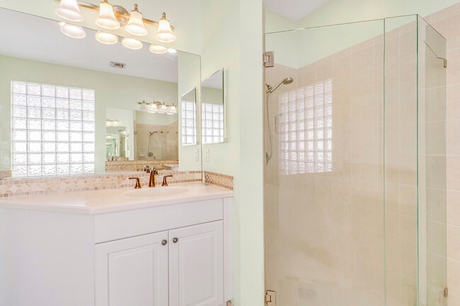 Building Photo - 5017 SE Graham Dr