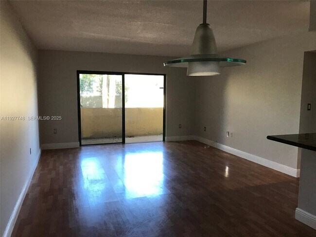 Building Photo - 10431 N Kendall Dr