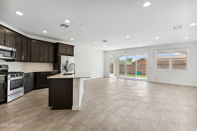 Building Photo - 565 E White Wing Dr