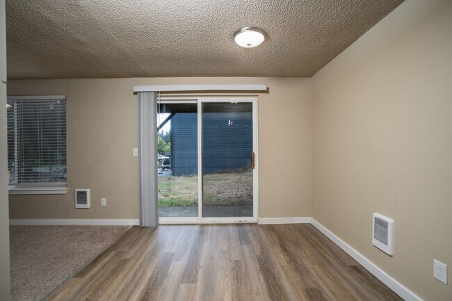 Building Photo - 1801 Woodland Glen Dr S