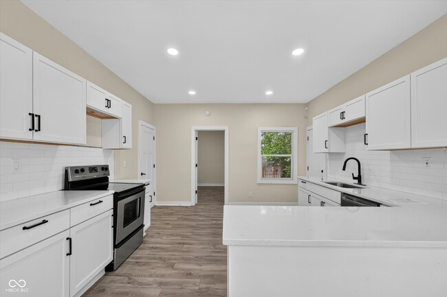Building Photo - 320 W 39th St
