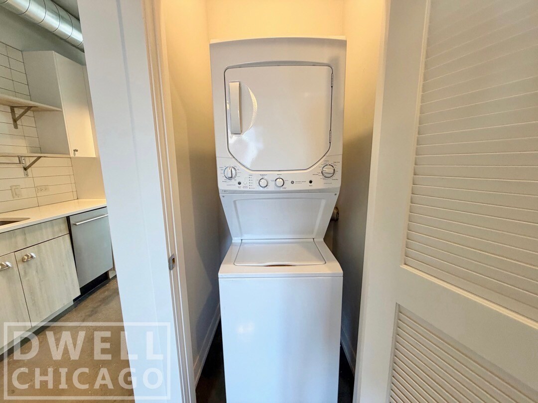 Building Photo - 110 W Chicago Ave