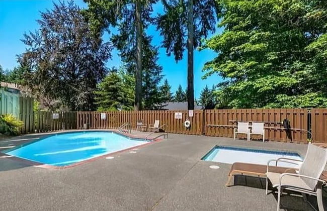Building Photo - Charming Updated Ground-Floor 2 Bed - 1 Ba...