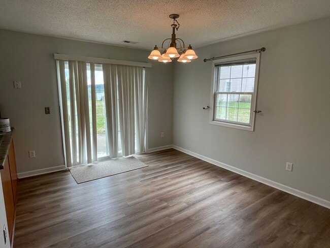Building Photo - Spacious End Unit Towhouse in Desirable Li...