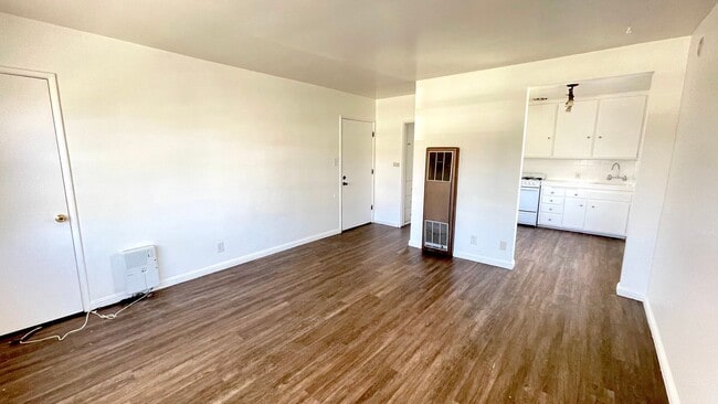 Building Photo - Beautiful Belmont Heights Studio for Rent!