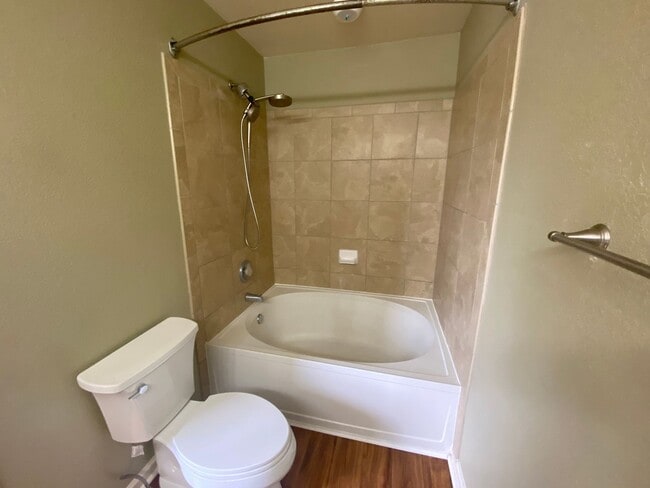 Building Photo - Beautiful 2 Bedroom 2 1/2 Bath Townhome in...