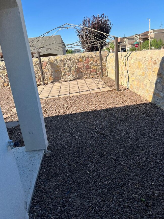 Building Photo - Beautiful East side House in Ventanas Subdivision