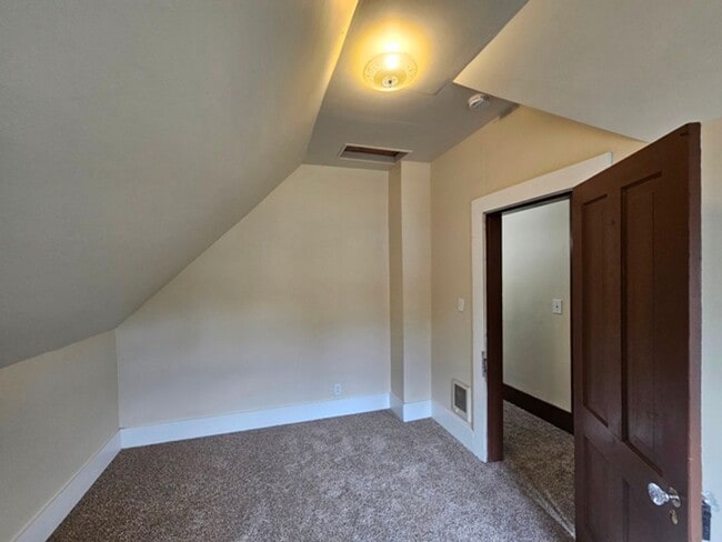 Building Photo - 4Bd/2Ba Two Story House-For Viewing!