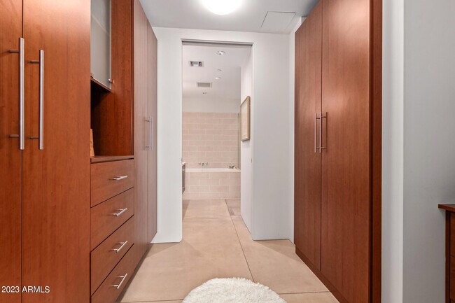 Building Photo - 4737 N Scottsdale Rd
