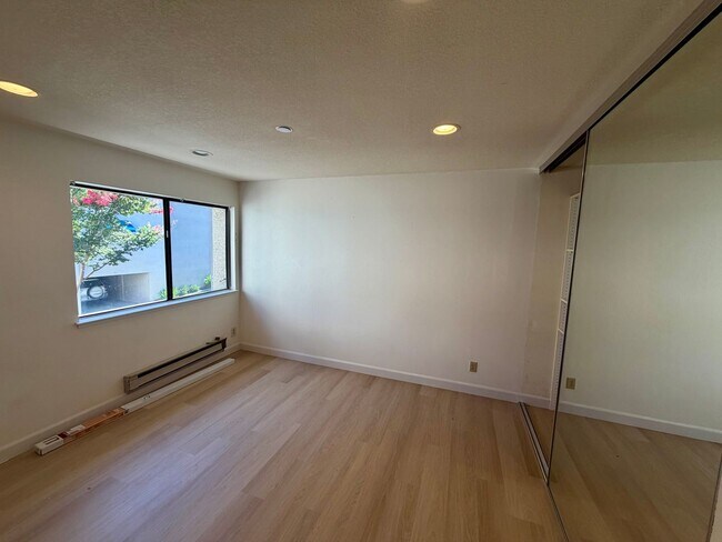 Building Photo - Prime Location! 2 Bedroom 2 Bath !