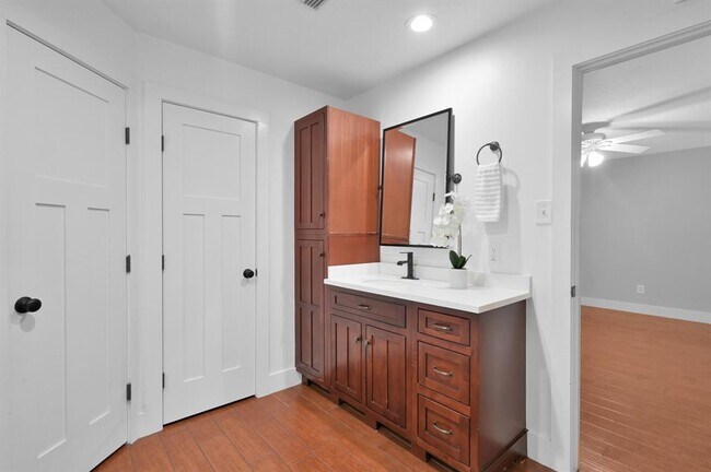 Building Photo - 5 Hickory Oak Dr