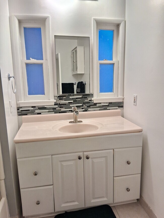 Building Photo - 2724 W Caldwell St