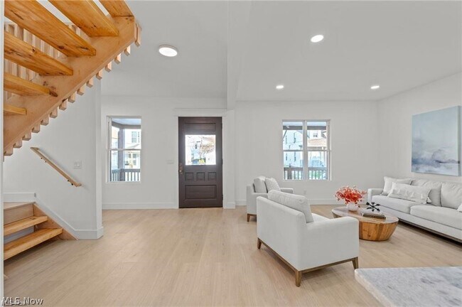 Building Photo - 1422 W 77th St