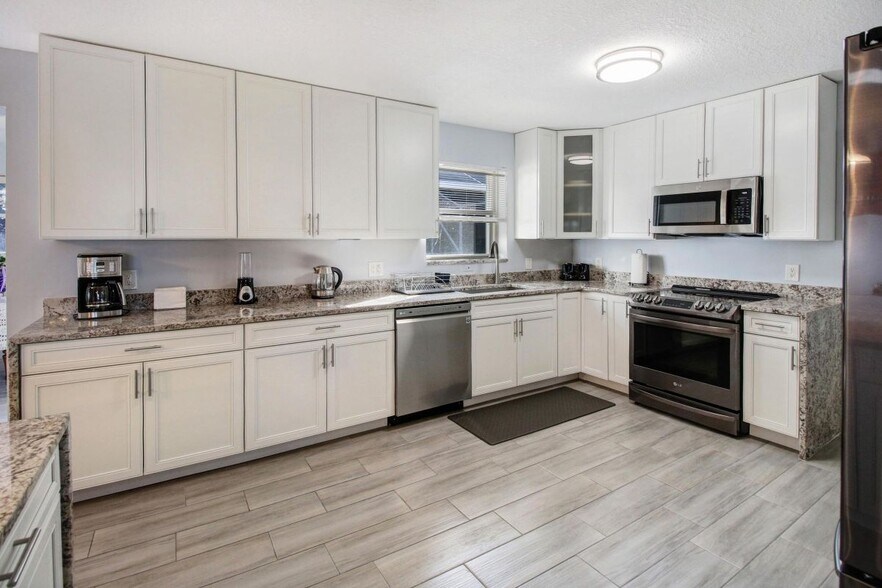 Primary Photo - 120 Park Ln E