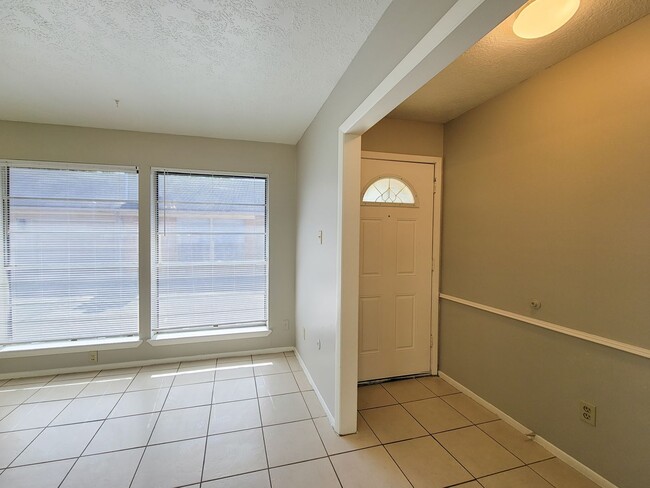 Building Photo - Three bedroom 2 full bath duplex style hom...