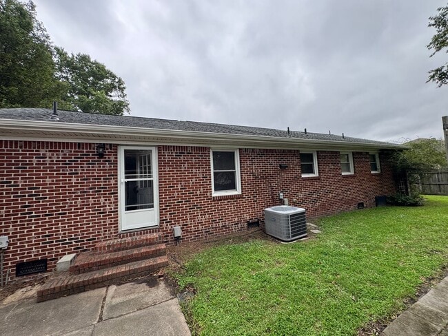 Building Photo - Quaint 3 bedroom/2 bath home